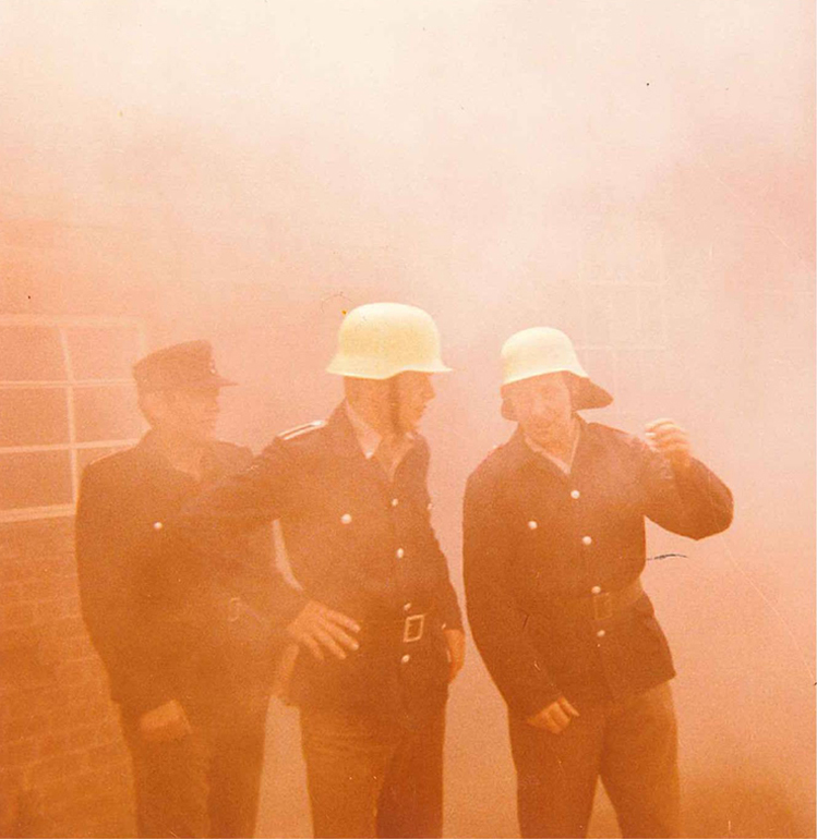 Feuerwehrleute im Rauch