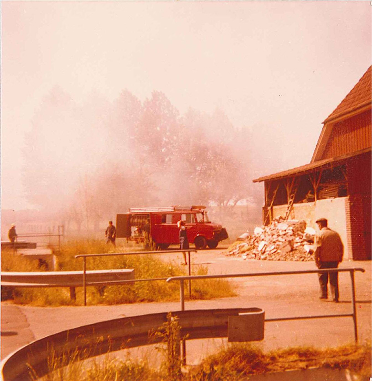 Feuerwehrwagen im Rauch